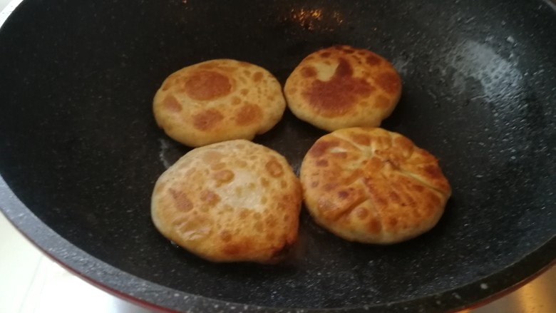 驴肉馅饼,烙至两面金黄色,闻到了饼的香味就好了。