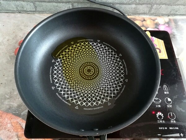 金玉满堂,6.烧热油锅,倒入10克的<a style='color:red;display:inline-block;' href='/shicai/ 848'>菜籽油</a>