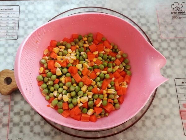 金玉满堂,4.胡萝卜,玉米,<a style='color:red;display:inline-block;' href='/shicai/ 148'>豌豆</a>清洗后沥干水份
