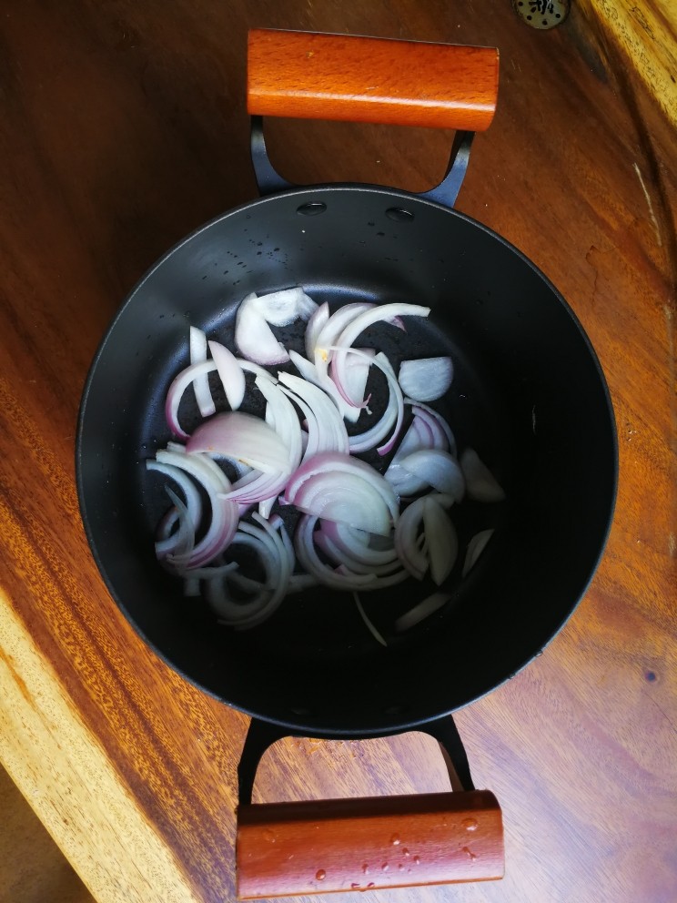 快手羊肉抓饭,♥另换一个深锅(最好是不粘锅),在锅底平铺上剩下的另一半洋葱丝