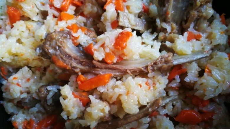 快手羊肉抓饭,♥水收干了就关火,开盖静置几分钟,让余温再蒸发掉一些水汽。然后,撒入<a style='color:red;display:inline-block;' href='/shicai/ 146542'>孜然粉</a>,用饭勺拌匀米饭就可以开动了!