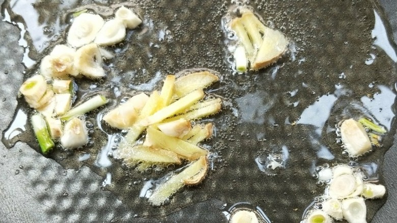 蚝油南美大对虾,起油锅,放姜蒜。