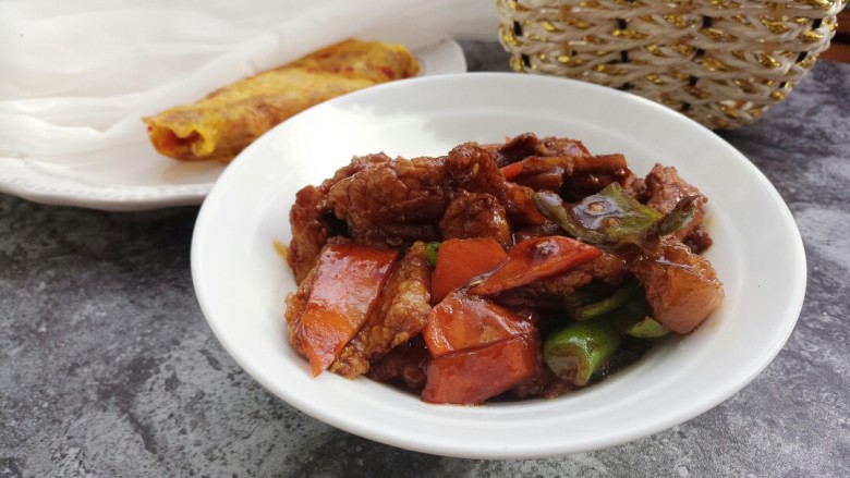 青椒炒肉,炒匀,就可以出锅装盘了