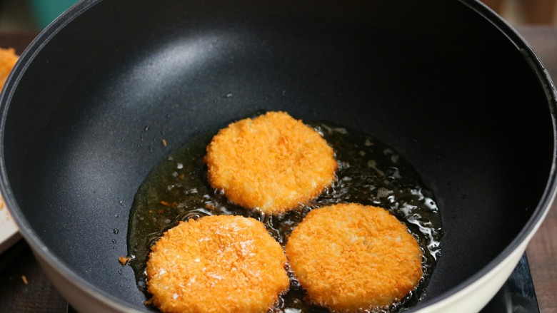 虾肉土豆脆饼,不粘锅中放入食用油,大概7成热将脆饼放入炸制~