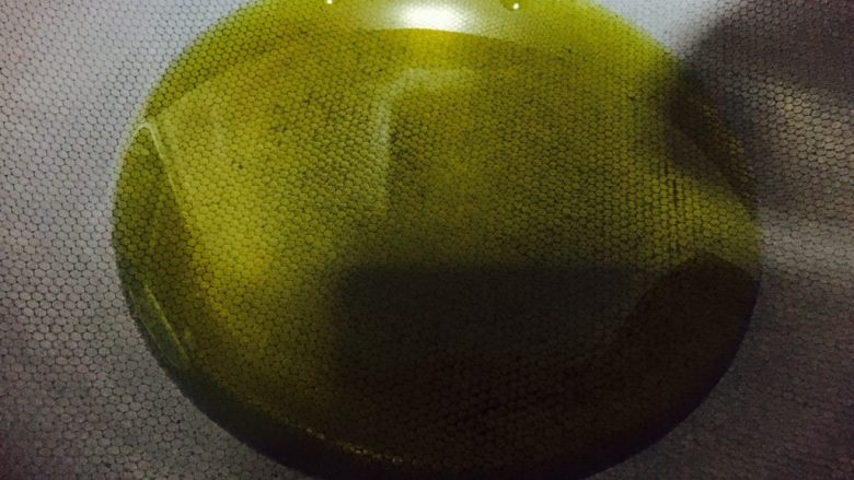 肉沫蒸娃娃菜,锅中另外放入油烧开后立即关火,放入生抽、老抽、<a style='color:red;display:inline-block;' href='/shicai/ 721'>蚝油</a>搅拌均匀做成调末汁