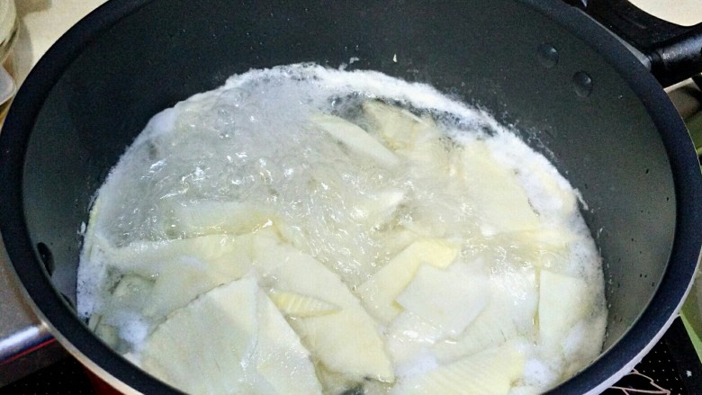 腊肉炒竹笋,煮3,4分钟。