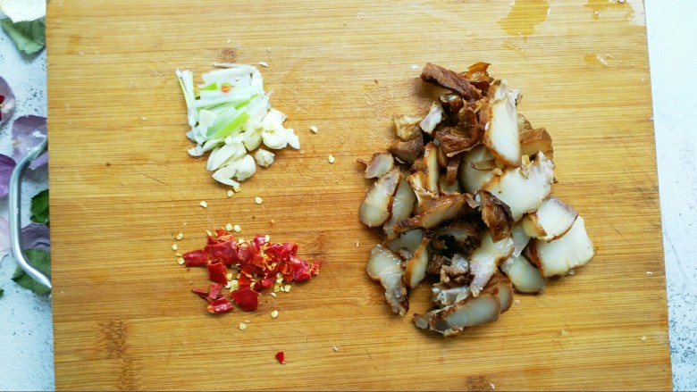 腊肉炒竹笋,<a style='color:red;display:inline-block;' href='/shicai/ 3250'>葱</a>,蒜,辣椒,腊肉切好。