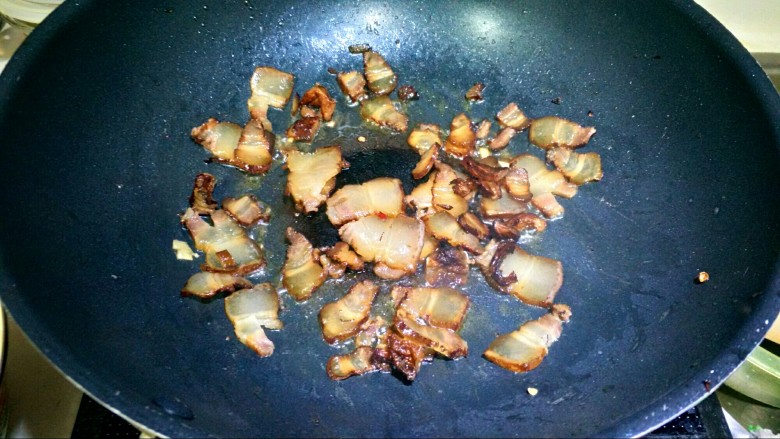 腊肉炒竹笋,锅里放一勺油,腊肉下锅炒,把部分油脂煸出来。看个人喜欢,喜欢吃肥一点的就稍微炒一下就行。