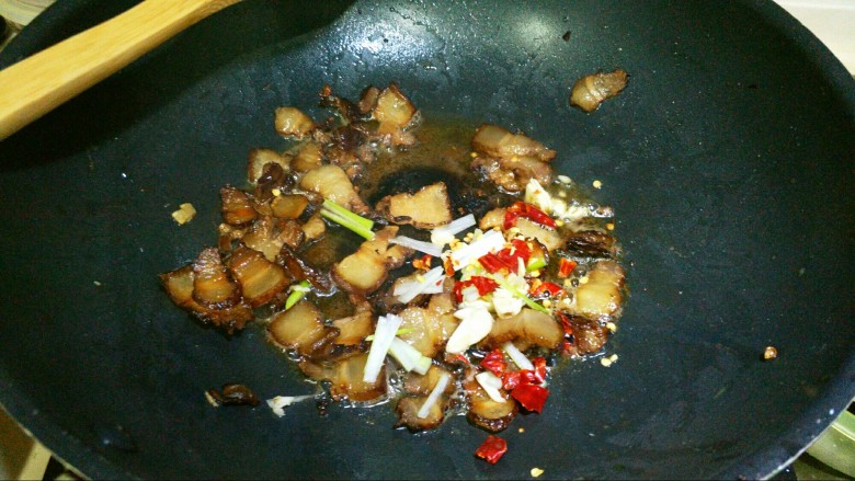 腊肉炒竹笋,把葱蒜,辣椒下锅炒香。