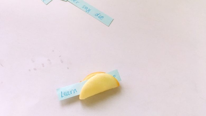 幸运签语饼干,取一条幸运签放在饼干中间,之后对折一下