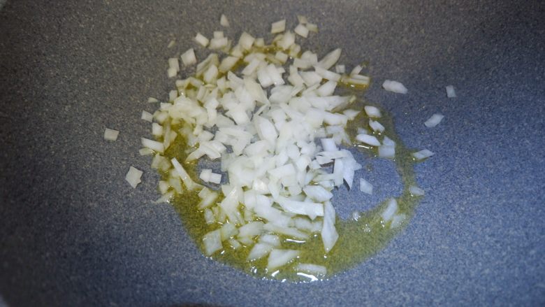 鸣门杂蔬炒年糕,锅中热油,先下入洋葱炒出香味。
