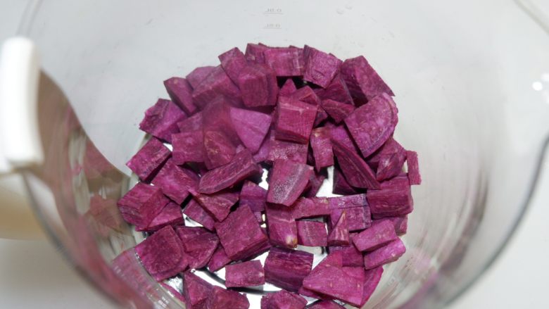 紫薯西米粥,将紫薯粒放入养生壶(或者电饭煲,汤锅等...)。