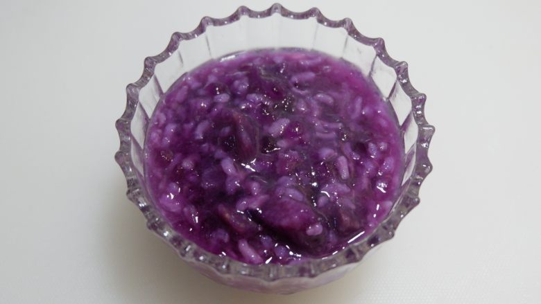 紫薯西米粥,煮好的粥,装入碗中。