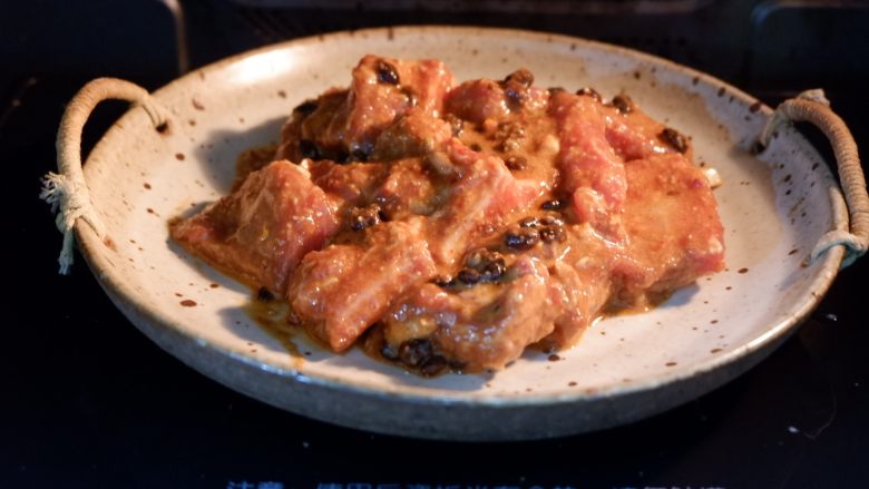 豆豉蒸排骨,上锅,中大火蒸20分钟左右