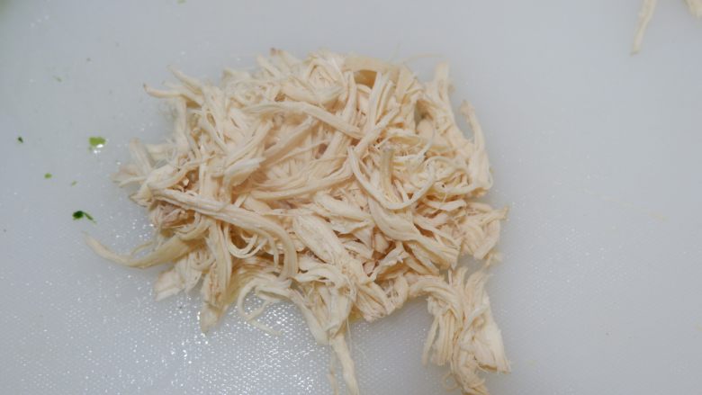 茼蒿炒鸡丝,捞出放凉,然后撕成丝。