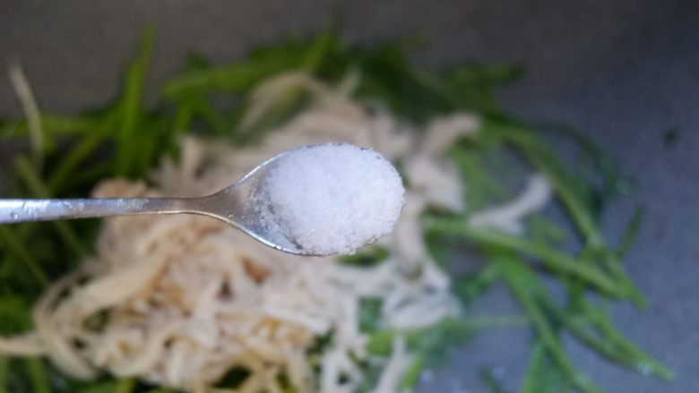 茼蒿炒鸡丝,加入盐、生抽,翻炒均匀。
