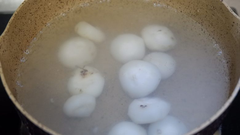 菠萝荸荠炒鸡丸,还是那个锅,在下入荸荠焯至断生