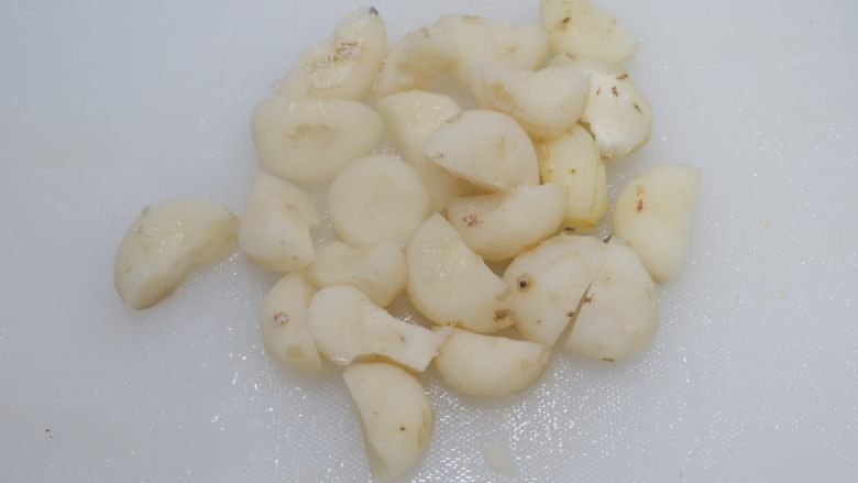 菠萝荸荠炒鸡丸,取出沥干水,切成小块