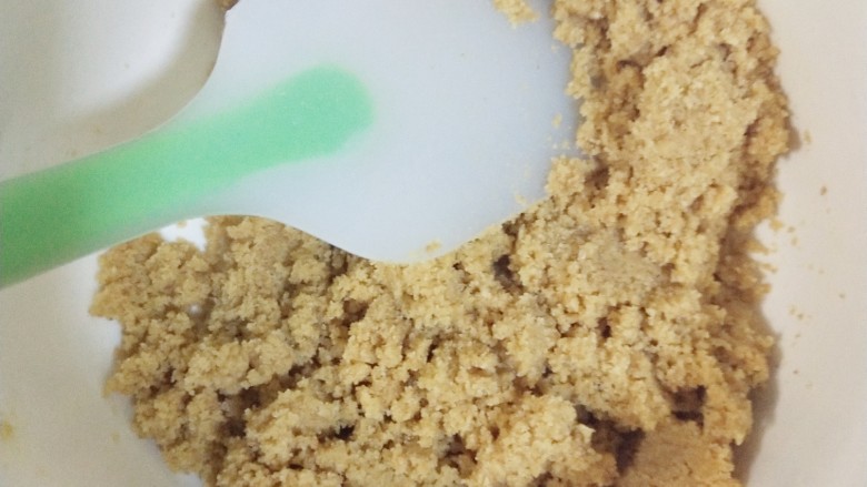 镜面芒果慕斯蛋糕,将饼干末倒入融化的黄油中充分搅拌,一定要充分的搅拌,不然饼干底容易松散