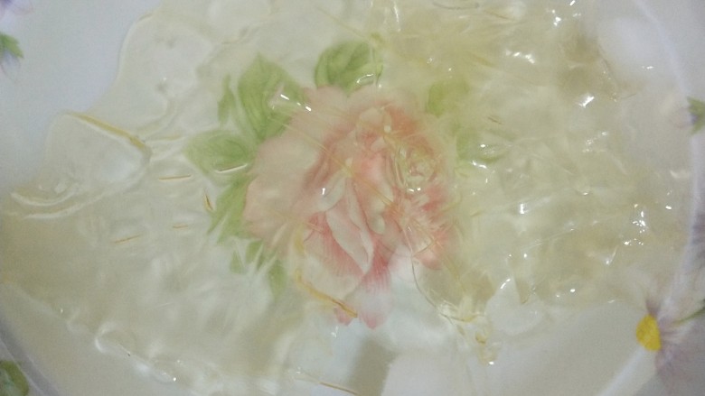 镜面芒果慕斯蛋糕,将2.5片吉利丁片放入冰水浸泡十分钟,浸泡的时间我们可以准备芒果泥