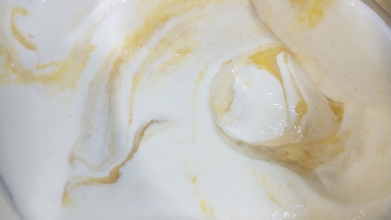 镜面芒果慕斯蛋糕,打好的和之前拌好的芒果吉利丁翻版均匀,一定要翻版均匀哦