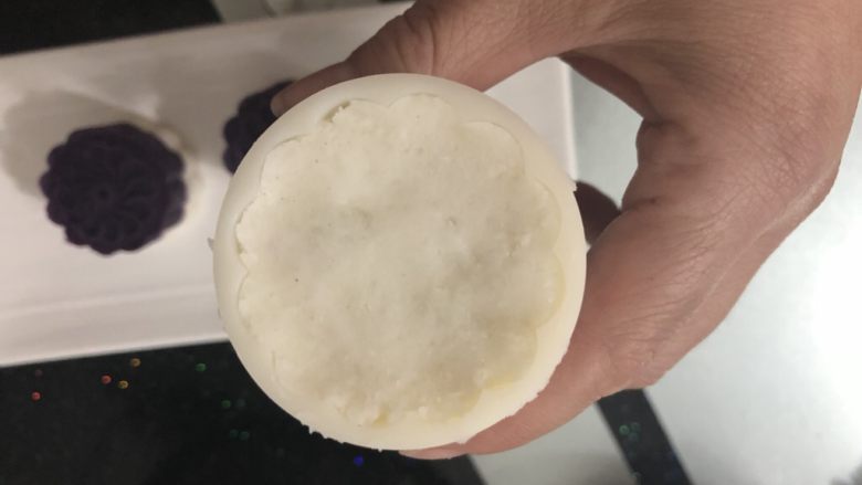 紫薯山药糕,余下的一半用山药填满,压紧。