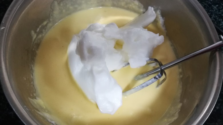 让人一见倾心的轻芝士蛋糕,第二次加,一样哦,Z字形搅拌