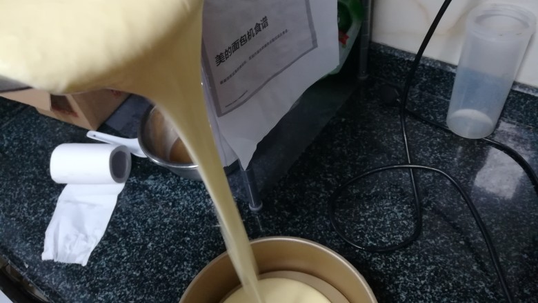 让人一见倾心的轻芝士蛋糕,从高空倒入不粘蛋糕模。这样可以震出气泡,烤出来的面包非常松软。