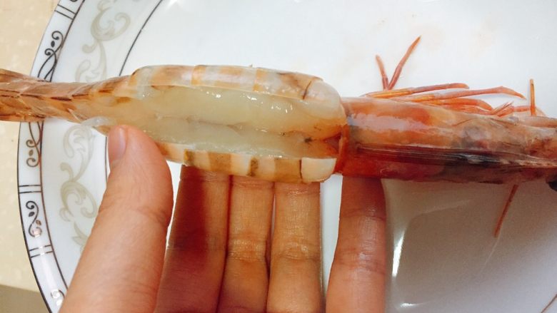芝士焗大虾,背部切开,用牙签挑去虾线