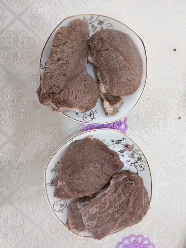 自贡冷吃牛肉,把<a style='color:red;display:inline-block;' href='/shicai/ 216'>牛肉</a>在水里煮20分钟捞起来，汤水备用