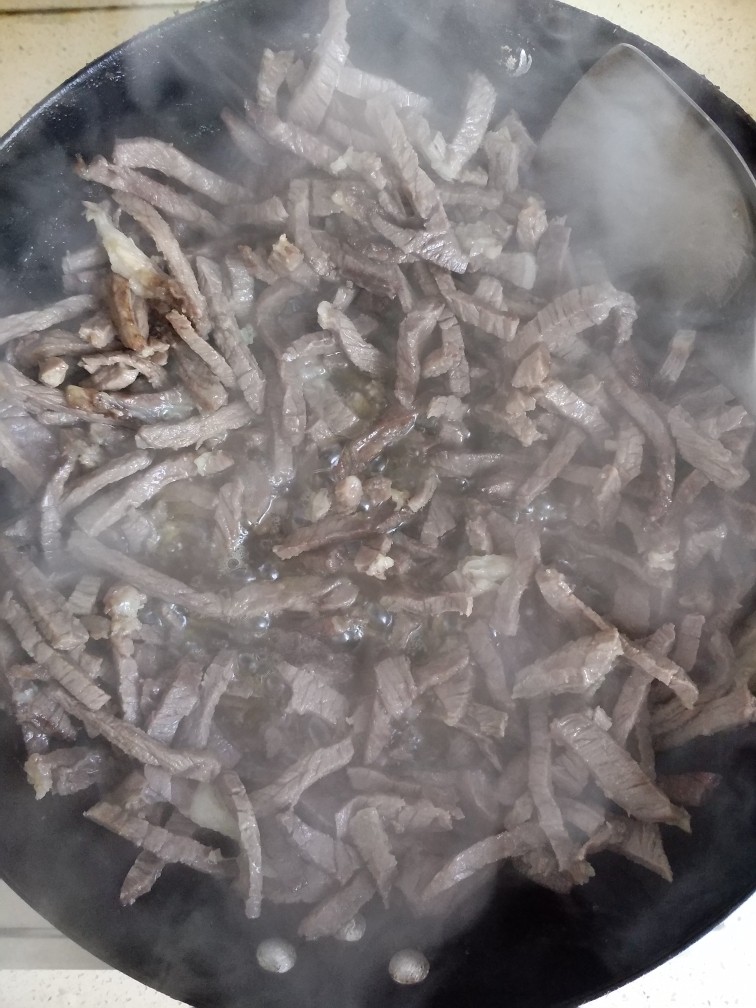自贡冷吃牛肉,切成丝，在锅里放入150g菜籽油，等油到9成熟后倒入牛肉丝炒。