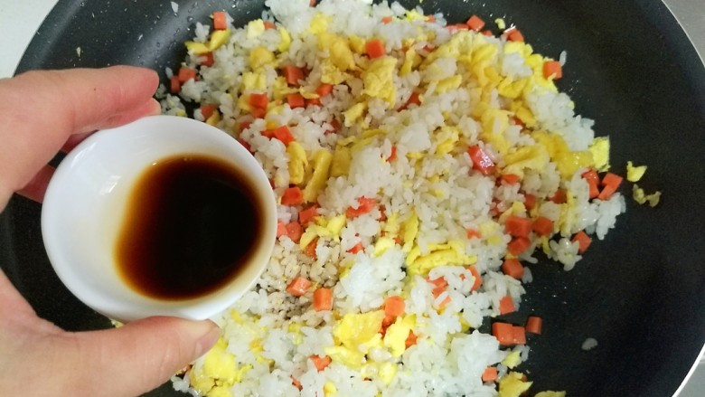 香菜蛋炒饭,倒入适量的<a style='color:red;display:inline-block;' href='/shicai/ 788'>生抽</a>。