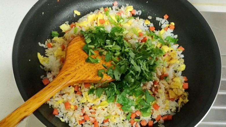 香菜蛋炒饭,加入香菜,喜欢吃香菜就多放点。