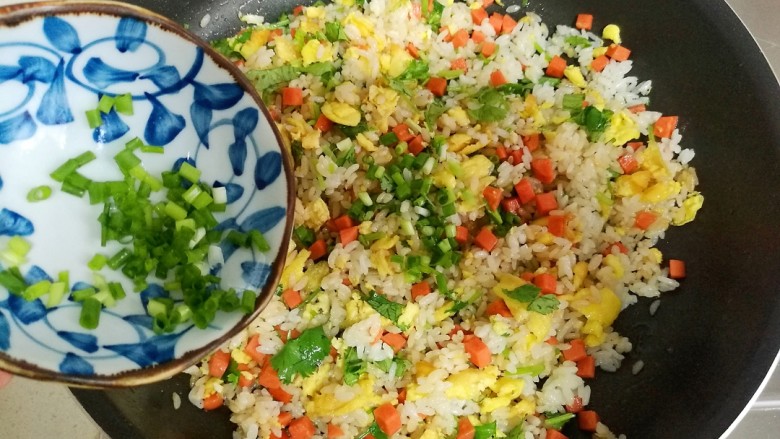 香菜蛋炒饭,洒入葱花,