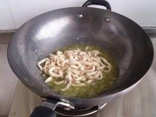 鸡丝豆角焖面,锅里放油,下鸡胸肉滑炒装盘备用