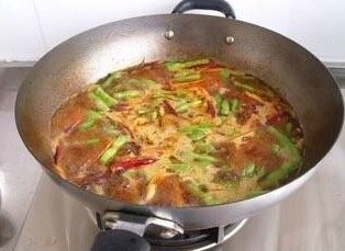 鸡丝豆角焖面,加入适量的盐大火烧开,(这是放盐更入味)