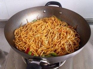 鸡丝豆角焖面,关小火,焖五分钟。用筷子把没沾到汤汁的面条翻到下面,继续焖五分钟