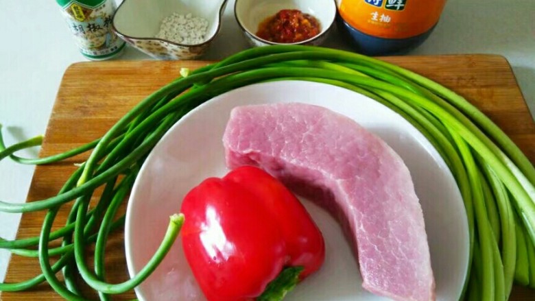 蒜苔肉丝,食材如上图(瓶子里装的是<a style='color:red;display:inline-block;' href='/shicai/ 762'>老抽</a> 请忽略生抽二字😂😂😂😂😂)