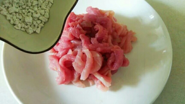 蒜苔肉丝,肉丝装盘,放一勺淀粉。