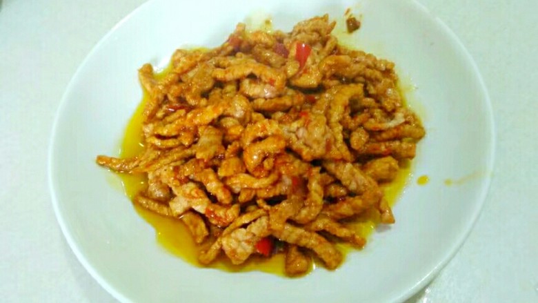 蒜苔肉丝,锅里留底油,舀出肉丝装盘备用。
