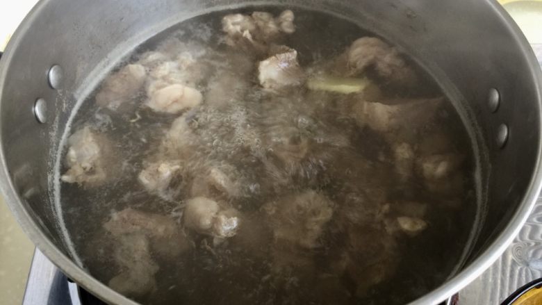 了不起的小番茄➕番茄土豆红烩牛肉,去除血末,汤还是很清的。今天是炖牛肉不是牛肉汤,所以阿晨才用的这个原汤,当然牛肉也要新鲜