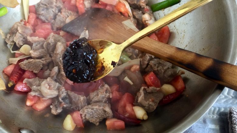 了不起的小番茄➕番茄土豆红烩牛肉,加入一勺<a style='color:red;display:inline-block;' href='/shicai/ 10084'>老干妈</a>,翻炒均匀,今天做的是有点微辣的,酸爽微辣超级下饭