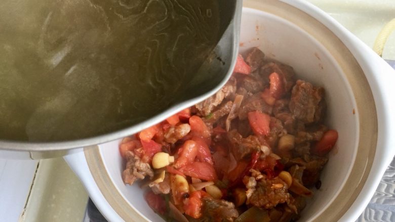 了不起的小番茄➕番茄土豆红烩牛肉,将刚才去除血末的清汤加入砂锅中,要没过牛肉一些,炖牛肉加蔬菜至少需要一个半小时,珐琅锅水量流失少可以少加些水,大家也可以加清水