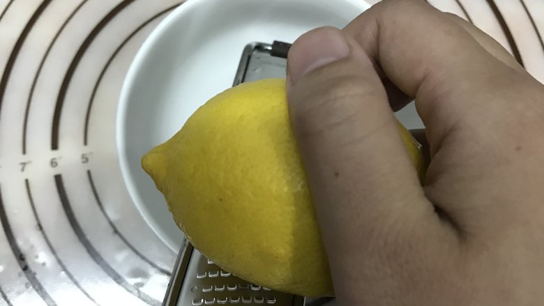愚人节之无骨柠檬炸鸡,柠檬洗干净表面,皮用柠檬刨刀刨出,注意只要黄色部分。