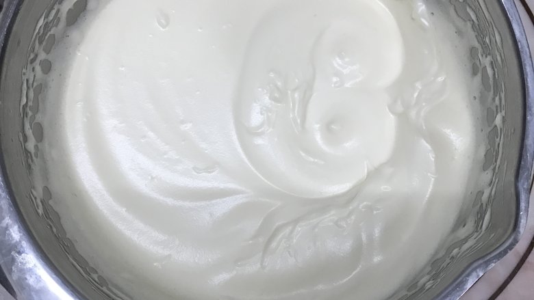 愚人节之无骨柠檬炸鸡,打蛋器转低速整理一下蛋液气泡。