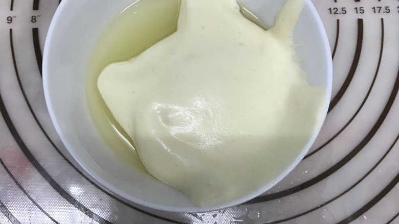 愚人节之无骨柠檬炸鸡,取一小部分拌好的面糊加入柠檬汁、玉米油混合物中,拌匀。