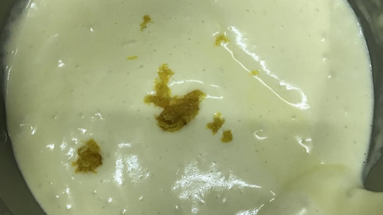 愚人节之无骨柠檬炸鸡,加入柠檬皮屑继续用翻拌手法拌匀。