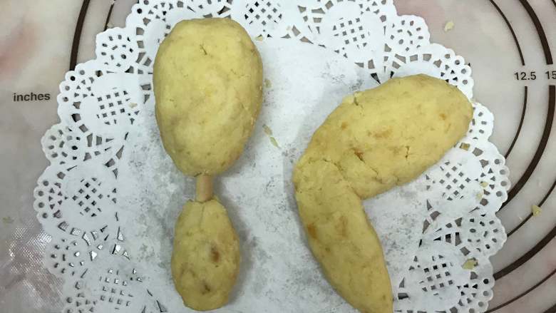 愚人节之无骨柠檬炸鸡,将蛋糕团捏成鸡翅、鸡腿的形状,鸡腿中间可以用<a style='color:red;display:inline-block;' href='/shicai/ 9201'>手指饼干</a>链接起来。