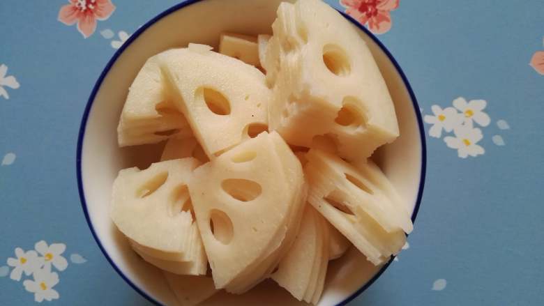 酸甜+下饭+去脂+糖醋藕片,藕切成片,片要切得薄一些哦,这样更容易成熟、入味。