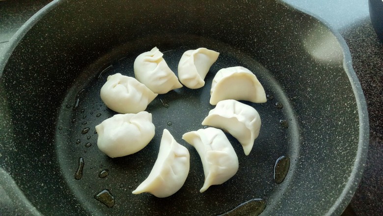 酸菜鲜肉蒸饺（内附冰花煎饺的制作）,留几个饺子，做冰花煎饺（平底锅放少量的油，将饺子放入，煎制饺子底部金黄）